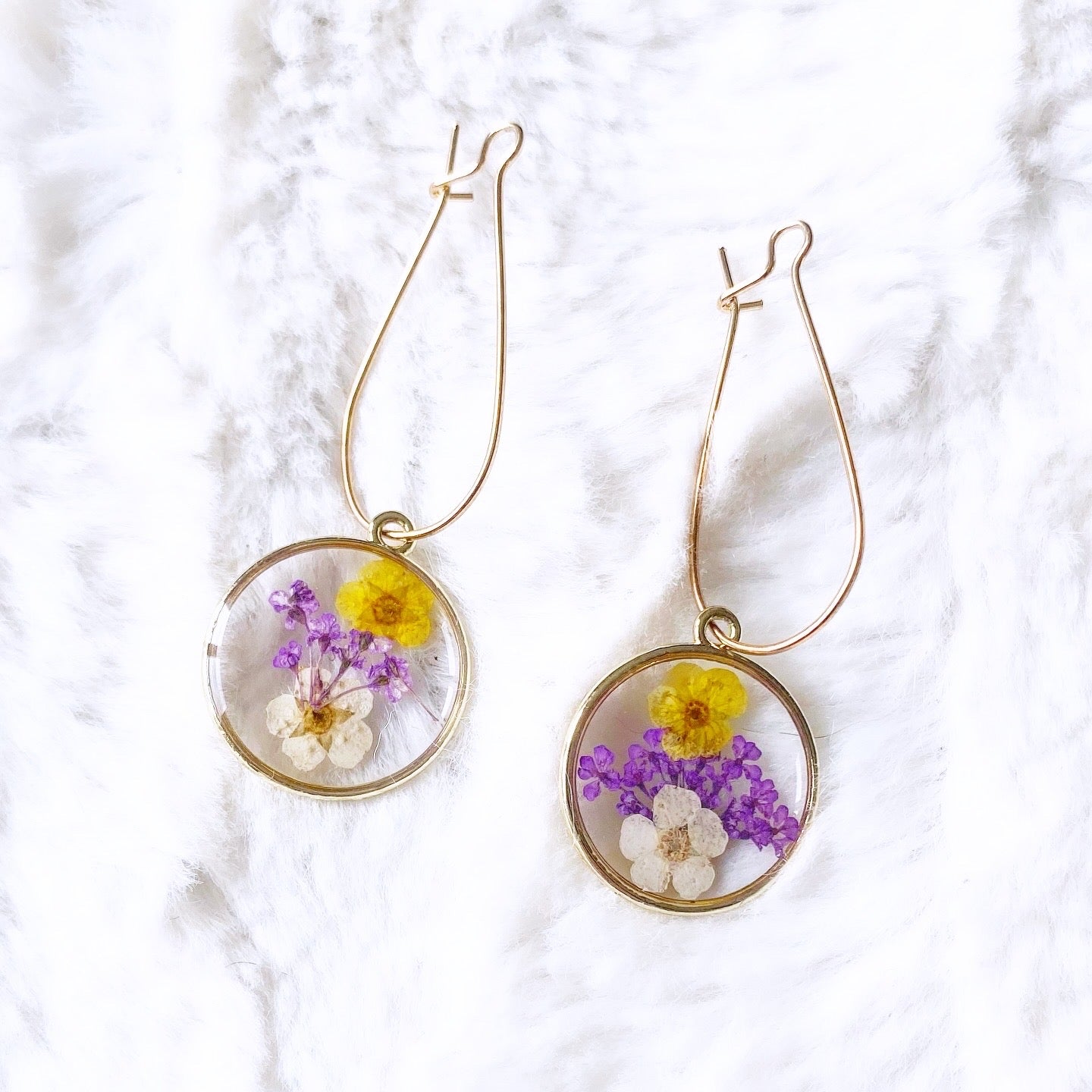 Boucles d’oreilles fleurs résine