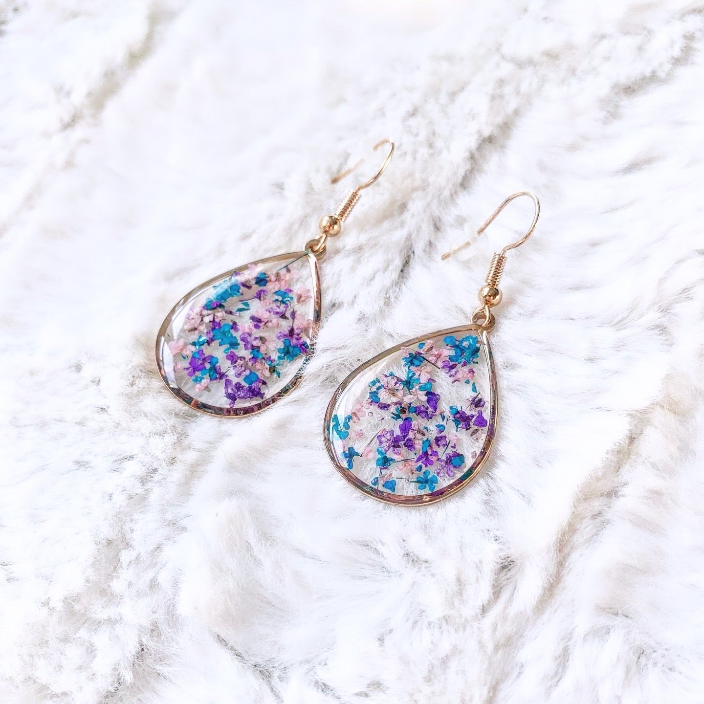 Boucles d’oreilles fleurs résine