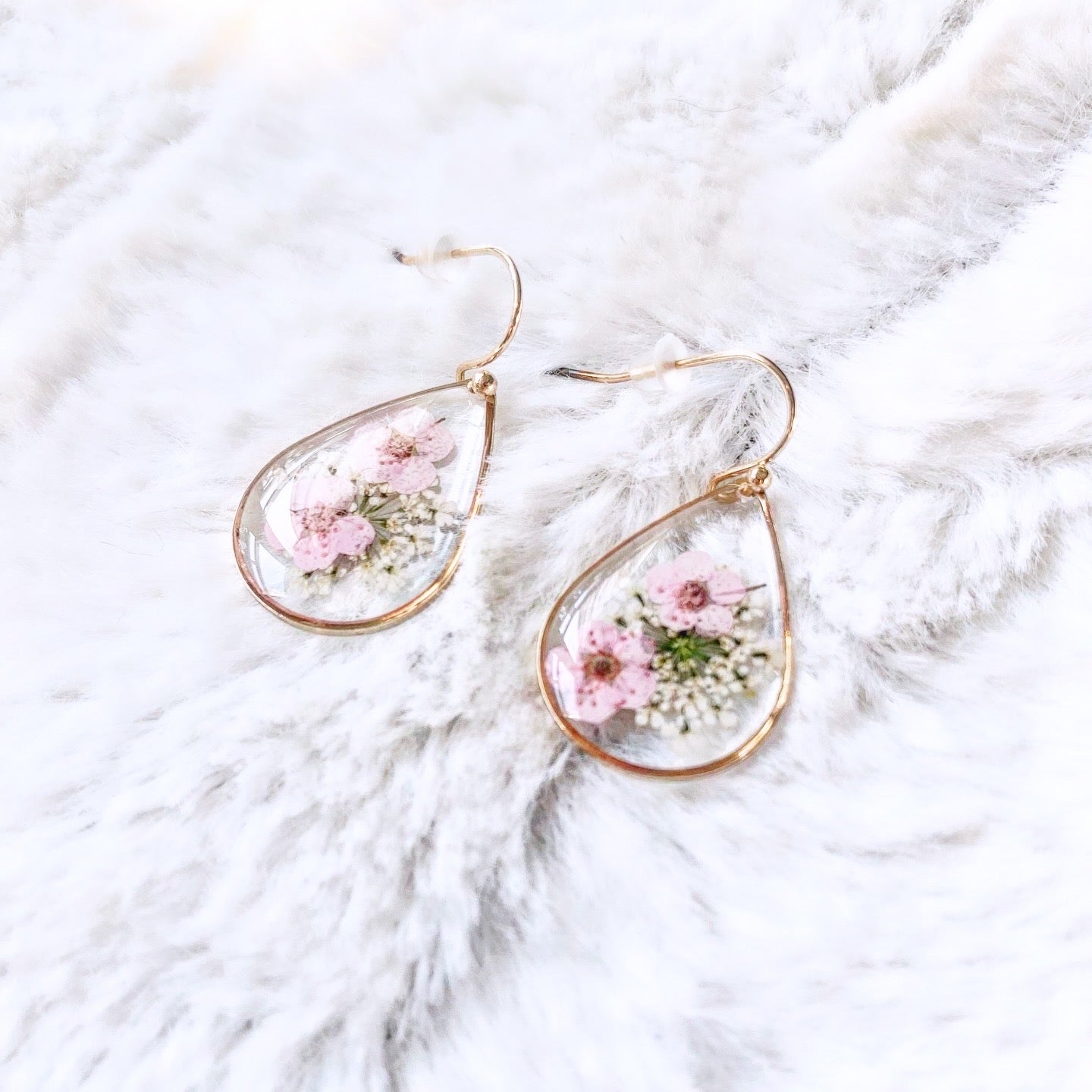 Boucles d’oreilles fleurs résine
