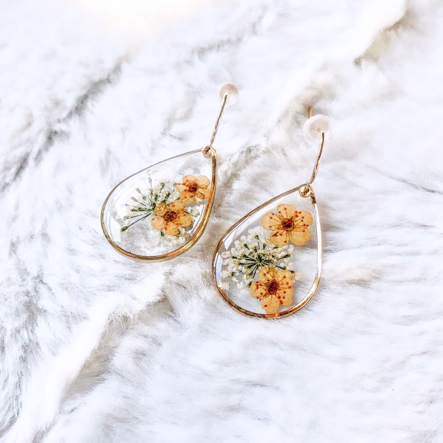 Boucles d’oreilles fleurs résine