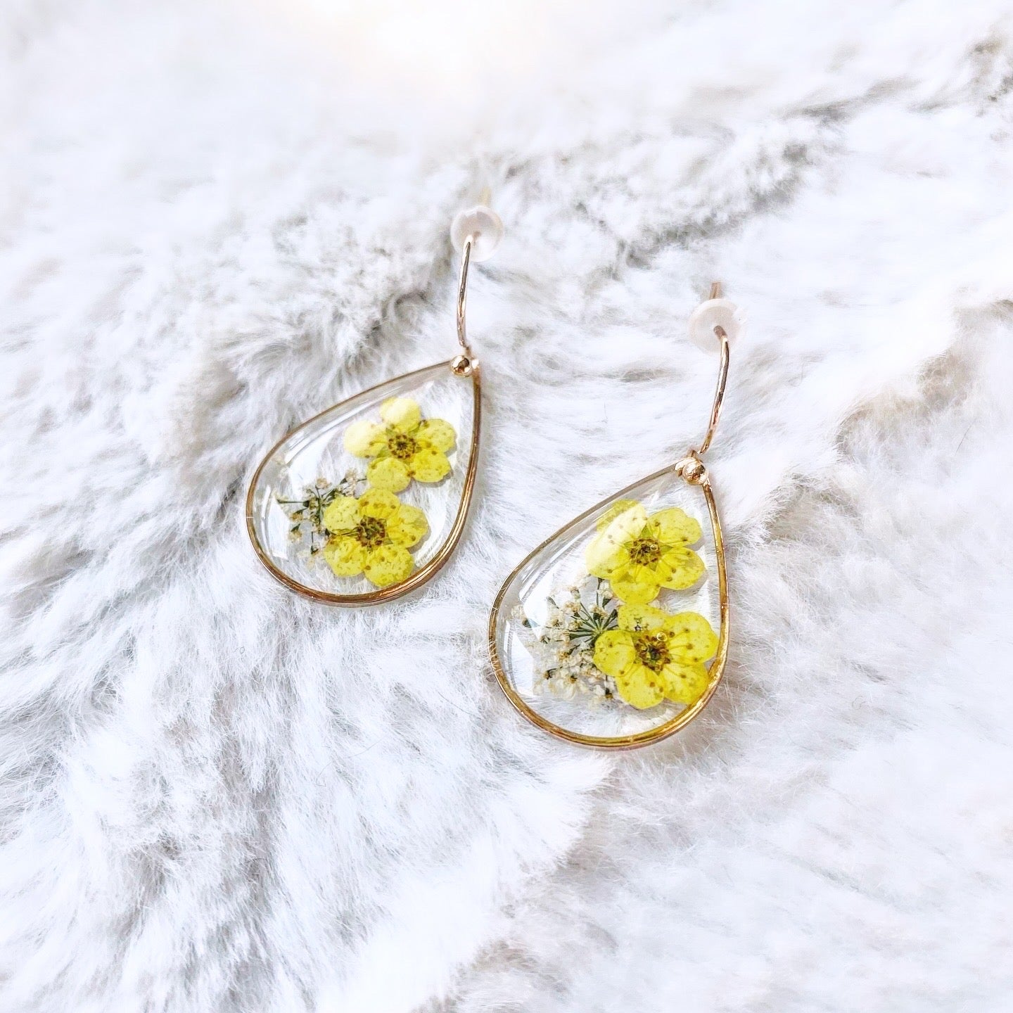 Boucles d’oreilles fleurs résine