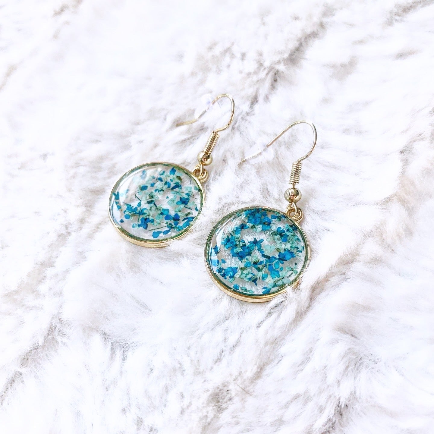 Boucles d’oreilles fleurs résine