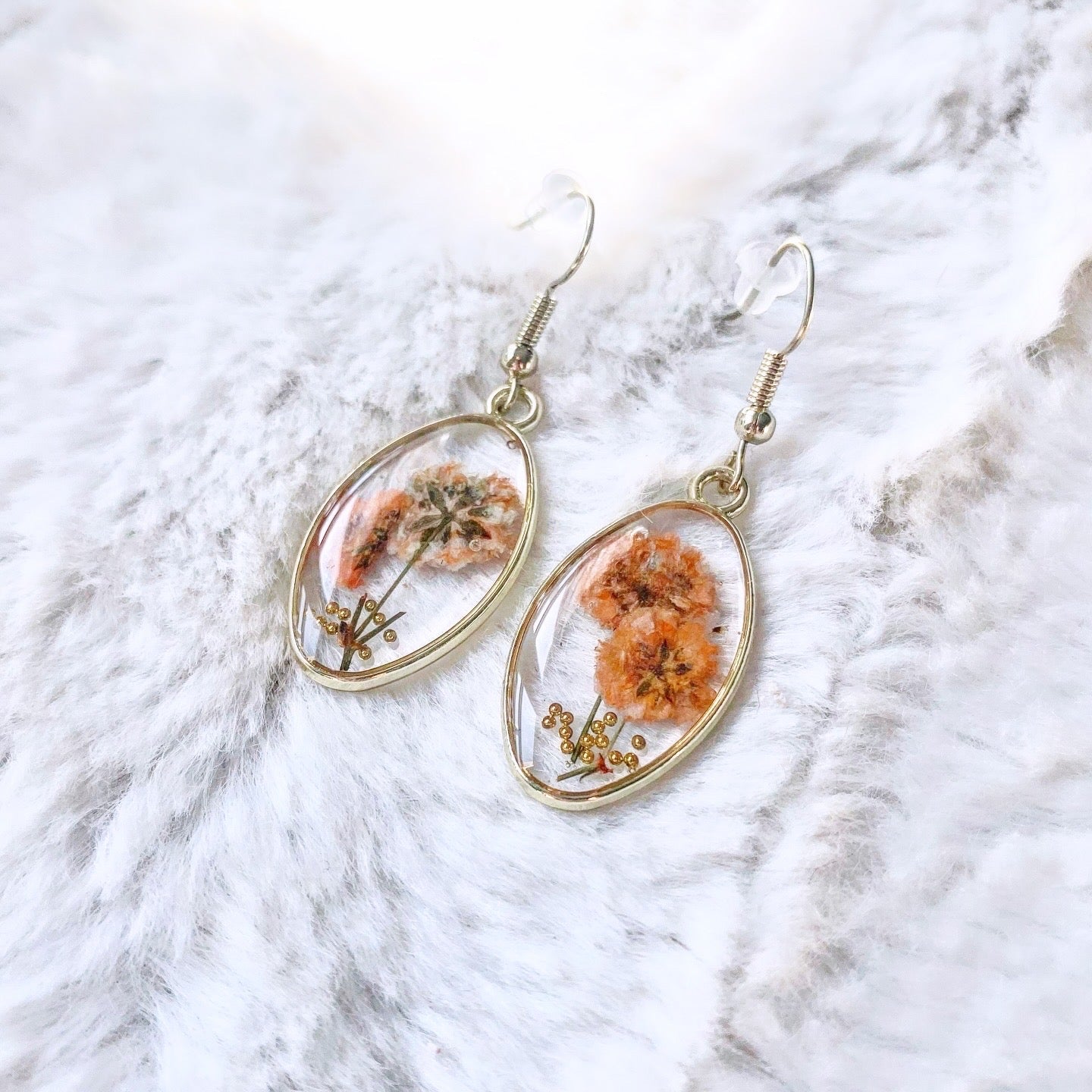 Boucles d’oreilles fleurs résine